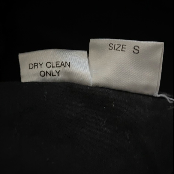 Vest with gold beading outlining fabric patterns (flowers, boxes, circles, etc) - Picture 7 of 7